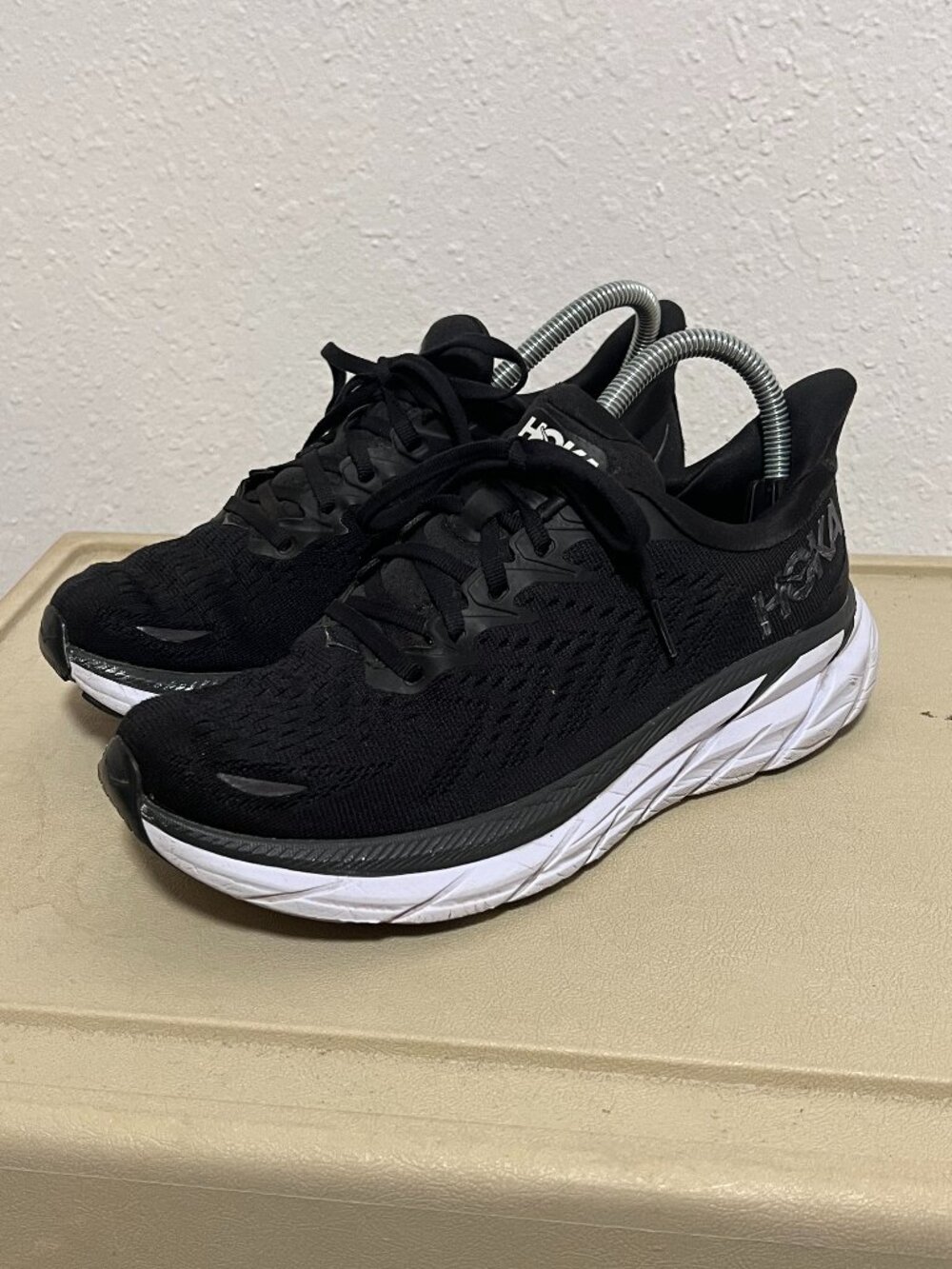 Hoka One One Clifton 8 Running Shoes Athletic Sneakers Black Women’s Size 7 B